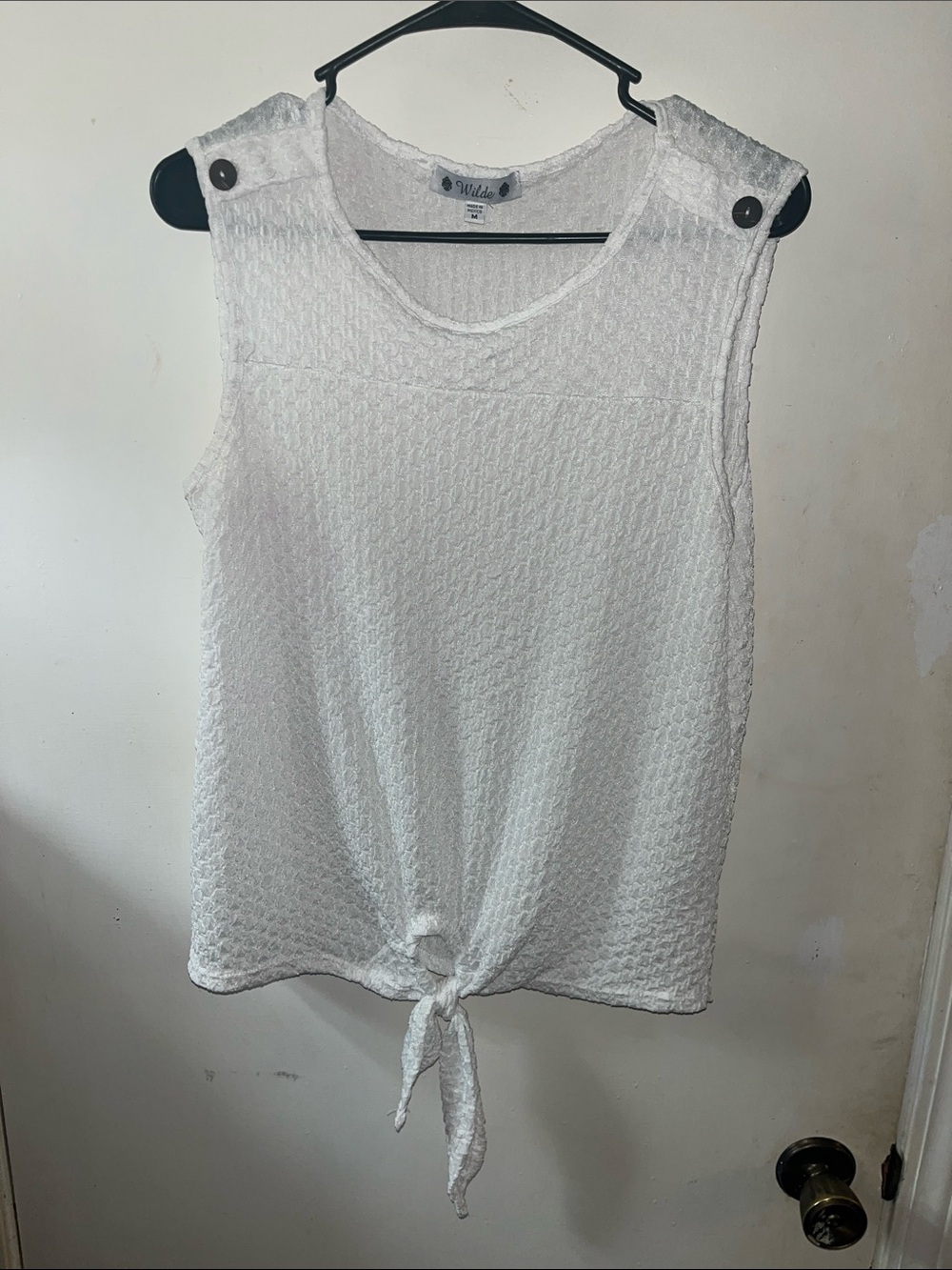 NWOT Wilde Made in Mexico (M) White Sleeveless Tie-Hem Textured Top w/ Buttons 🤍